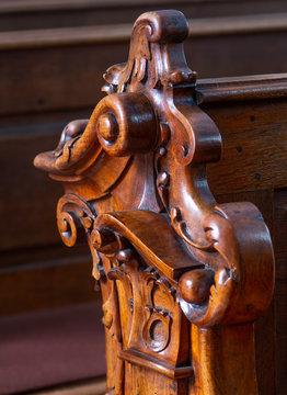 Schnitzarbeit an einer Kirchenbank