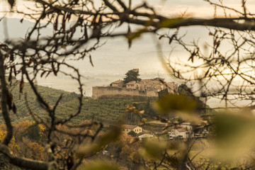 Veduta invernale del castello medievale di Campello Alto  in Italia
