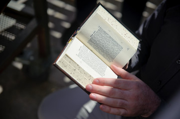 jewish prayer read bible in synagoge