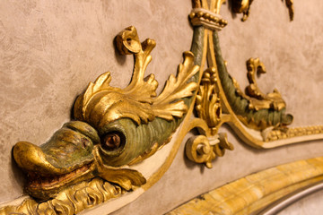 Detalles de ornamento laminado en oro en el Teatro Nacional de Costa Rica