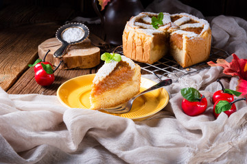 Apples covered with a crunchy crust - this is the American Apple Pie.