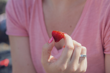 Obraz premium closeup of woman holding a strawberry