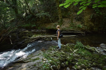 Mujer contemplando el paisaje en el rió 