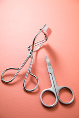 Wimpernzange und Schere