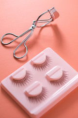 Künstliche Wimpern mit Wimpernband und Wimpernzange