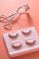 Künstliche Wimpern mit Wimpernband und Wimpernzange