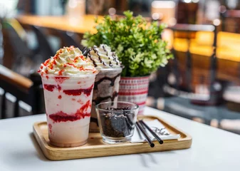 Fotobehang Milkshake frappé van aardbei en chocolade met slagroom