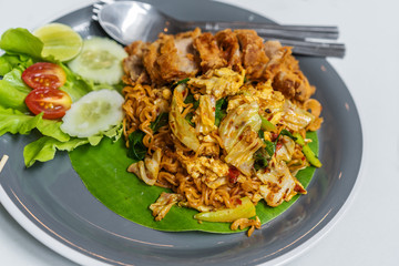 stir fried instant noodles with chicken