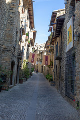 calles,plazas y soportales con casas típicas de un pueblo medieval de españa-Ainsa-Huesca