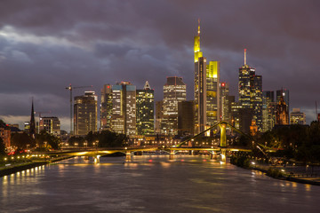 Obraz premium Frankfurt-Skyline am Abend