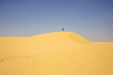 Fototapeta na wymiar Mand on Dune of the Fayoum desert in Egypt