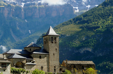 Torla, iglesia y pueblo frente al Cañón de Ordesa (Pirineos)