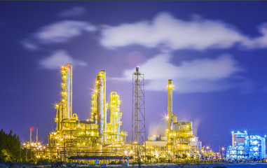Obraz premium Petroleum oil refinery plant on twilight time