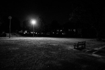夜の公園　モノクロ