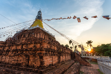 Wat Phra Prathon Chedi Worawihan: Old temple in Nakhon Pathom, Thailand