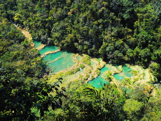 Semuc Champey en Guatemala. Cascadas y piscinas naturales. 