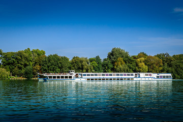 Naklejka premium Ausflugsschiff auf der Spree in Berlin