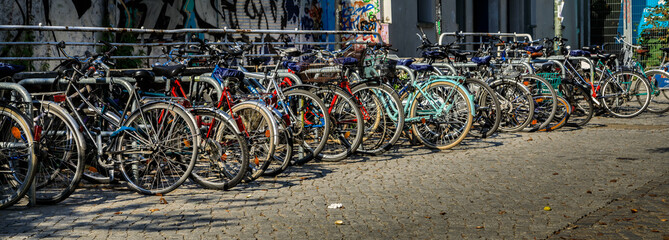 Viele Fahrräder in einer Reihe am Bahnhof abgestellt, Panorama