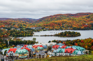 Fototapeta premium Wioska Mont Tremblant na jesieni, gdy liście zmieniają się w żywe kolory, Quebec, Kanada