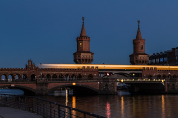Fototapeta na wymiar Oberbaumbrücke in Berlin bei Nacht mit vorbeifahrender U-Bahn 