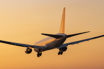 Boeing 767 landing at dusk.  - obrazy, fototapety, plakaty