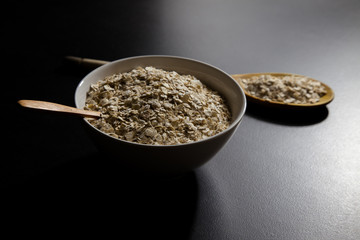 Bol con cereales en la cocina