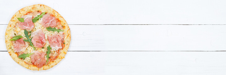 Pizza Prosciutto Schinken von oben Banner Textfreiraum Copyspace auf Holzbrett
