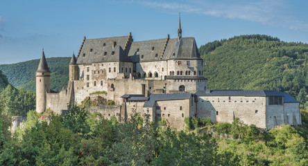Naklejka premium Zamek Vianden na niebieskim tle nieba, Luksemburg, Europa