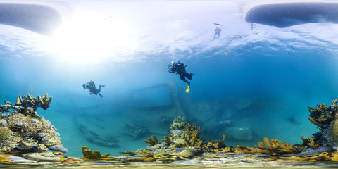 Divers on Antilla wreck
