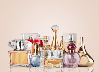 Aromatic perfume bottles on table on blurred - obrazy, fototapety, plakaty