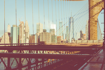 Fototapeta premium Widok kolor Vintage Bridge Brooklyn ze szczegółami dźwigarów i kabli pomocniczych, Manhattan City Skyline at Sunrise, Nowy Jork, Nowy Jork, USA