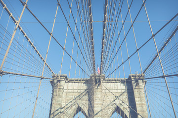 Obraz premium Vintage Color View z Brooklyn Bridge ze szczegółami dźwigarów i kabli nośnych, Manhattan City Skyline at Sunrise, Nowy Jork, Nowy Jork, USA