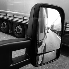 Stau auf der Autobahn, Blick in den Rückspiegel 