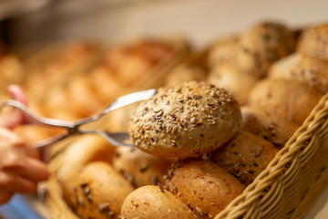 Vllkornbrötchen wird eingepackt