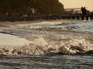 Fale morskie dotarły do brzegu i fantastycznie sie pienią. © Jerzy