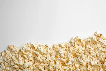Plexiglas foto achterwand Delicious fresh popcorn on white background, top view © New Africa