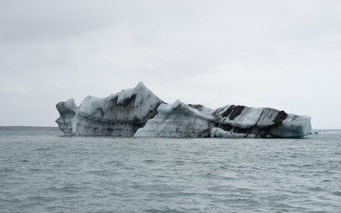 Fototapeta na wymiar Eisberge zum Greifen nah: Gletscherlagunenfahrt Jökulsárlón mit dem Zodiac - Vatnajökull-Nationalpark, Island