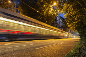 Obraz na płótnie Canvas Traffic in the city at night