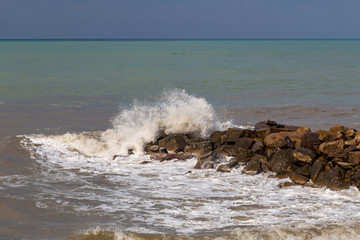 Fototapeta premium waves crashing on rocks