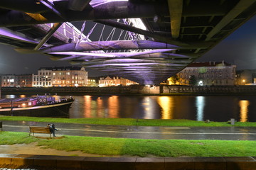 Obraz premium Kraków, noc, kładka bernatka, most rowerowy, rzeka wisła