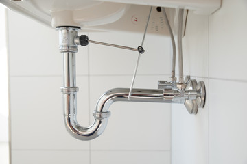 Siphon an einem Waschbecken 