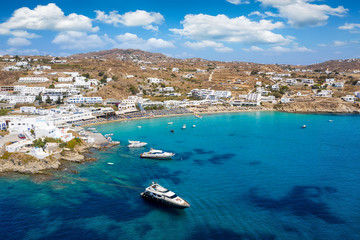 Luftaufnahme des beliebten Strandes Platis Gialos auf Mykonos, Kykladen, Griechenland - obrazy, fototapety, plakaty
