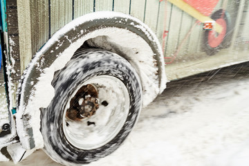 Drives a wheel in the trolleybus during a snow drift