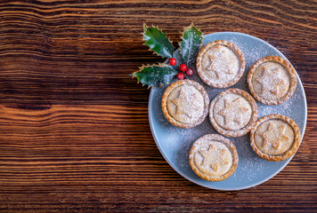 Traditionelle, frische, britische Mince Pies zur Weihnachtszeit auf Holztisch