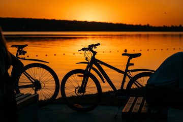 Naklejka premium bicycle on the background of a sunset
