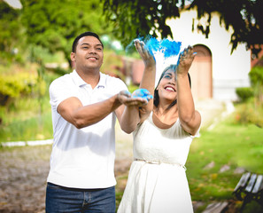 Obraz premium Casal comemorando com tinta azul
