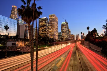 Fotobehang Stad Los Angeles Downtown bij zonsondergang met lichtpaden © romanslavik.com