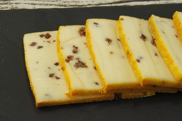 Raclette en tranches sur une ardoise	