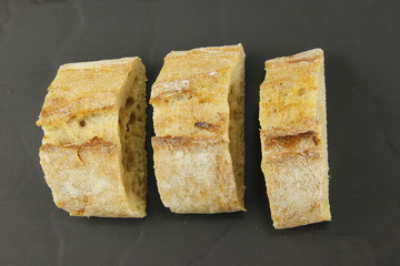 Pain baguette en tranches