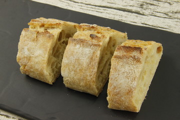 Pain baguette en tranches